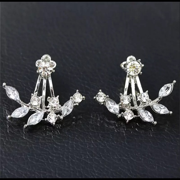 3/$30 🤍 Crystal Rhinestone Flower Shaped Earrings - Picture 2 of 2